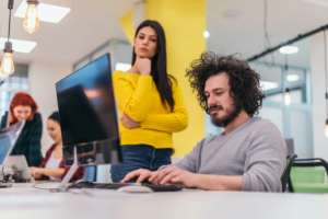 Un jeune concepteur designer web sur son ordinateur