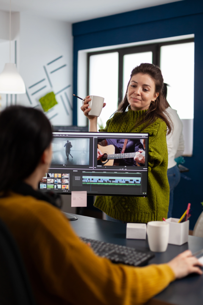 des-femmes-videastes-montent-un-projet-video-creant-du-contenu-une-equipe-de-blogueurs-assis-dans-un-studio-de-demarrage-moderne