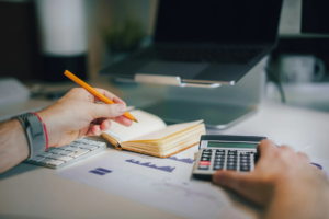 Une personne qui fait les comptes