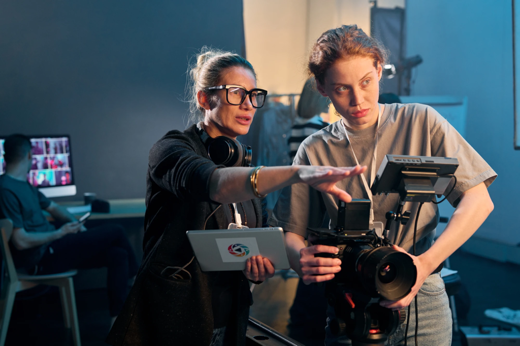 Deux personnes sur un lieu de tournage