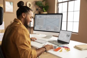 vue-laterale-homme-travaillant-au-bureau